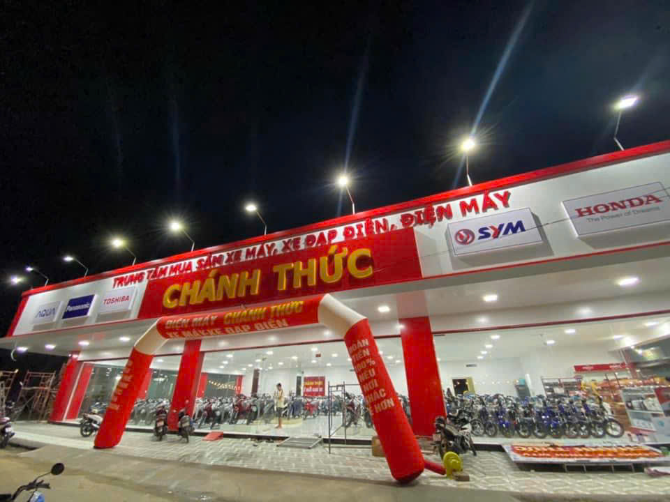 Cửa hàng xe máy về đêm